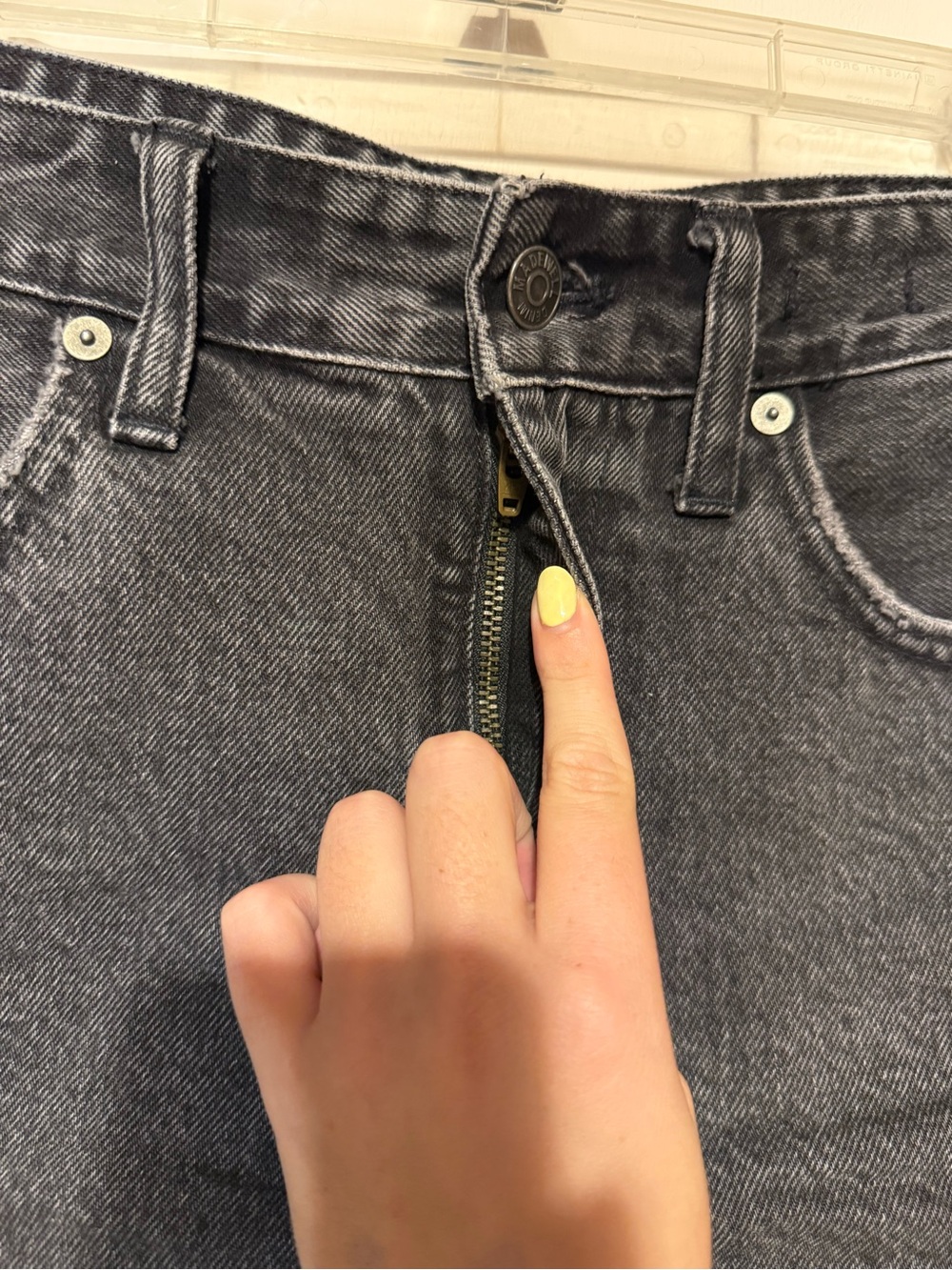 Madewell Relaxed Denim Shorts 2" Haywood Wash Black Size 26 Cut-Offs Distressed - Picture 4 of 11